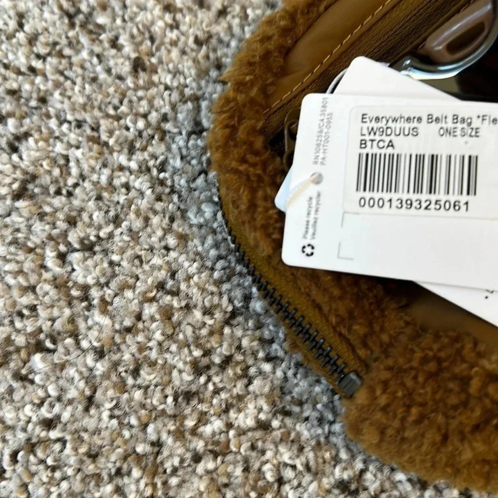 Lululemon Everywhere Belt Bag Fleece, NWT - Picture 4 of 4